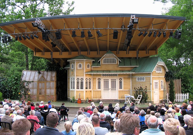 Vallarna 2010 - En mor till salu - Vallarnas Friluftsteater, Falkenberg<br>Lisebergsteatern, Göteborg<br>Rosers Salonger, Skara<br>Turné